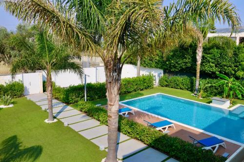 Kolam renang di atau dekat dengan Villa Zoe