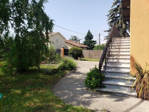 un escalier menant à une maison dans l'établissement 4 chambres - 200m2 - Parking - Jardin, à Irigny