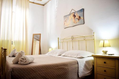 a bedroom with a bed with towels on it at Casa Vacanze "A Machina Ro Ghiaccio" in Noto