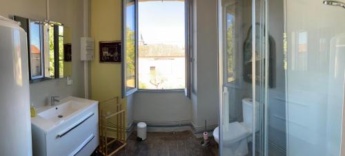 une salle de bain avec un lavabo et une douche en verre dans l'établissement Gîte de Font Valet, à Millac