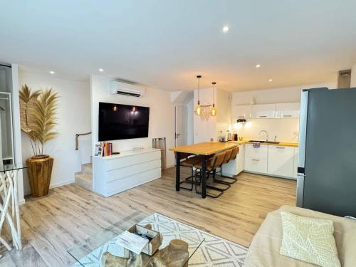 - une cuisine et un salon avec une table et un comptoir dans l'établissement Villa Paradis 2 Soleil Mer Plage, à Valras-Plage