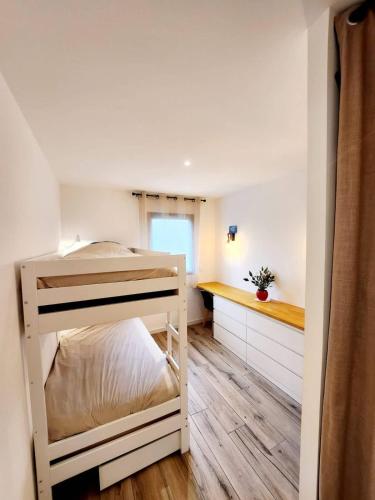 une chambre avec un lit superposé et un bureau dans l'établissement Villa Paradis 2 Soleil Mer Plage, à Valras-Plage
