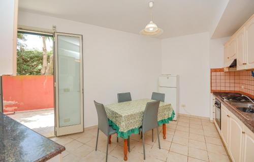Un comedor con una mesa y sillas en una cocina. en Nice Home In Santa Maria Del Focall, en Santa Maria del Focallo
