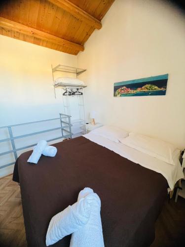 a bedroom with a bed with towels on it at Casa Vacanze "A Machina Ro Ghiaccio" in Noto