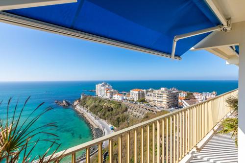 a balcony with a view of the ocean at Sunset - Vue exceptionnelle sur l'océan in Biarritz