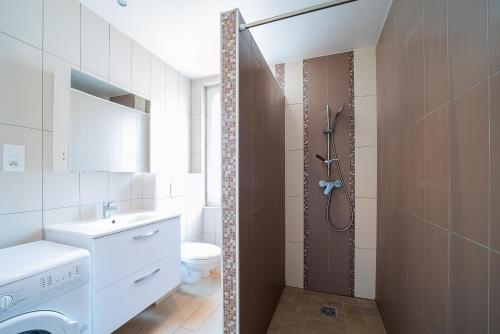 une salle de bain avec toilettes, lavabo et douche dans l'établissement Villa Welcom 4 - 2min à Pied de la Plage, à Canet
