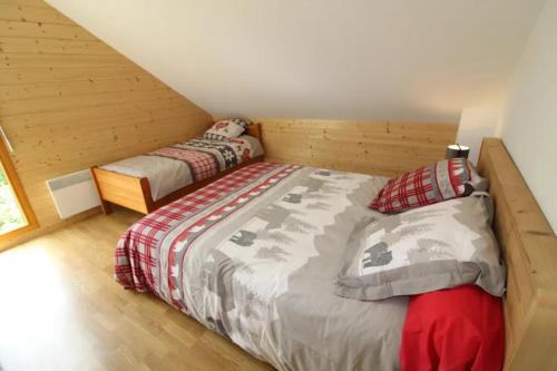 Ένα ή περισσότερα κρεβάτια σε δωμάτιο στο Chalet avec mezzanine 4 étoiles, Saint Mamet, jusqu'à 10 couchages, proche du lac de Gérardmer des commerces et des pistes de ski dans un quartier calme