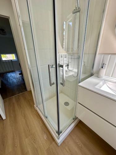 une salle de bain avec douche et lavabo dans l'établissement La Pépinière - 7 Personnes - Gare - Centre Ville, au Mans