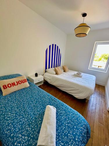 une chambre avec deux lits et une fenêtre dans l'établissement La Pépinière - 7 Personnes - Gare - Centre Ville, au Mans