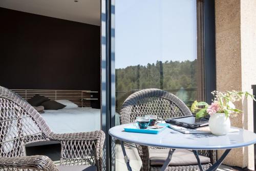 d'une terrasse avec une table et un ordinateur portable. dans l'établissement Gîte au cœur des vignes, vue sur le Minervois, à Bize-Minervois