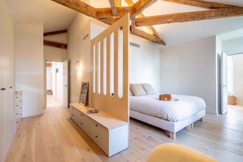 - une chambre avec un lit blanc et un plafond en bois dans l'établissement Villa Mila - A 450 m de la plage, à Biarritz