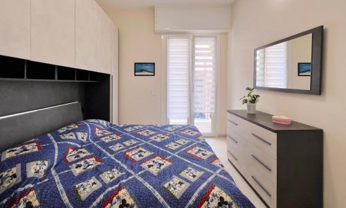 a bedroom with a bed and a mirror and a dresser at Bilocale Italia con vista mare in Varazze