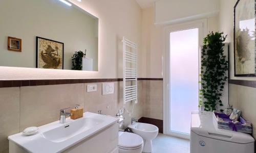 a bathroom with a white sink and a toilet at Bilocale Italia con vista mare in Varazze