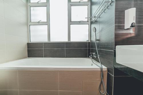 Koupelna v ubytování d'Hom 6BR16-25px Pool BBQ NetFlx HotPot KTV Mahjong by Our Stay