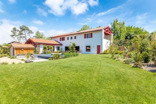 a house with a large yard at Villa Loreteian - Splendide villa au calme in Ahetze