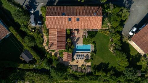 an overhead view of a large house with a pool at Villa Loreteian - Splendide villa au calme in Ahetze