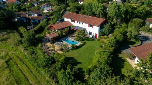 an aerial view of a house with a swimming pool at Villa Loreteian - Splendide villa au calme in Ahetze