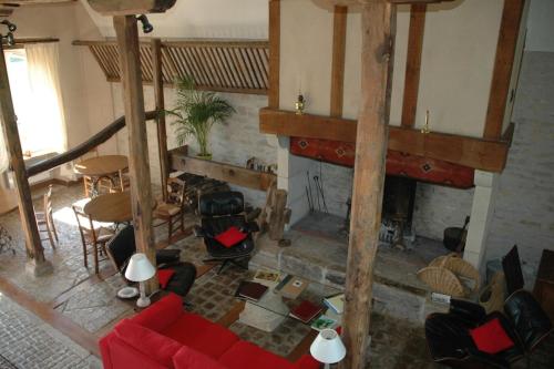 Ruang duduk di Domaine du Château la Rhue grand espace piscine