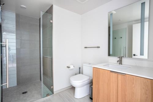 un bagno con wc e doccia in vetro di Blueground SoMa pool nr Civic Center SFO-1373 a San Francisco