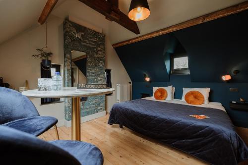 a bedroom with a bed with an orange cat on it at B&B het Notarishuis - authentiek verblijf nabij Maastricht in Voeren