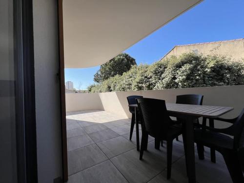 Photo de la galerie de l'établissement Appartement T2 Terrasse et Piscine 300m de la Plage, à Valras-Plage