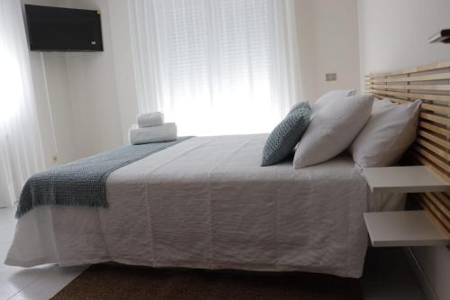 a bedroom with a large bed with a window at Hotel Alejandrina Poio in Poio