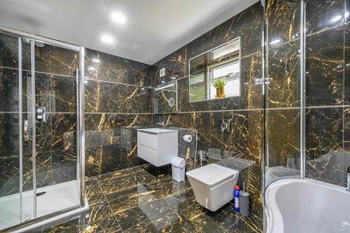 Bilik mandi di -RB7B- For your relaxed and Cosy stay with Free WiFi