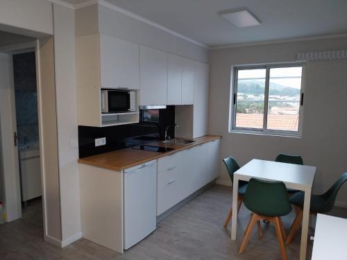 Køkken eller tekøkken på Apartamentos do Lameirinho