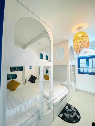 a bedroom with a bunk bed in a room at Homestay mon house quy nhơn-phòng in Quy Nhon
