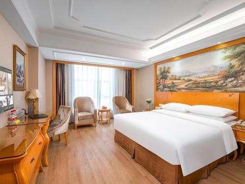 Rúm í herbergi á Vienna International Hotel Changsha BBK Meixi Xintiandi Branch