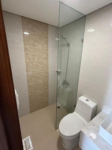 Un baño de Boracay Newcoast Condo
