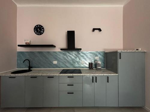 una cocina con fregadero y encimera en La mia Griona, en Vigevano