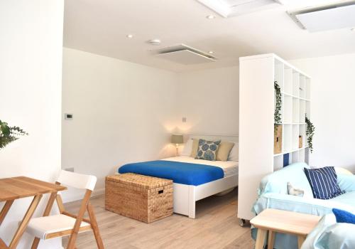Ένα ή περισσότερα κρεβάτια σε δωμάτιο στο Open Plan Dog Friendly Annexe Sleeping 2 I Near Local Beaches & Chichester with FREE Parking