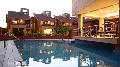 Bazén v ubytování Palette The Royal Castle Resort Rajkot nebo v jeho okolí