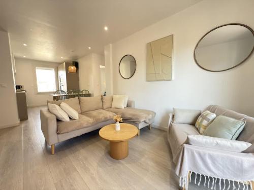 un salon avec deux canapés et une table dans l'établissement Valras-Loc L-Hippocampe, tout a pied - 2 chambres, à Valras-Plage