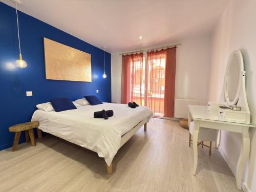 ヴァルラ・プラージュにあるValras-Loc L-Hippocampe, tout a pied - 2 chambresの青い壁の大きなベッドのある寝室