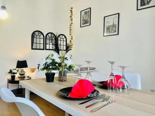 une table avec des serviettes rouges en haut dans l'établissement Tulipe 14 cocon romantique proche centre-ville, à Reims