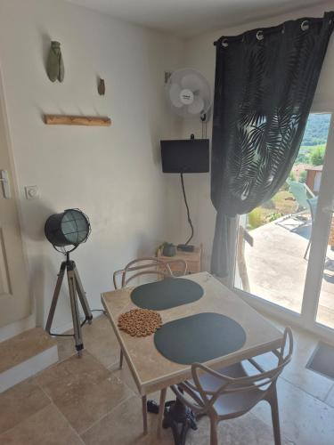 a living room with a table and a tripod at Gites Colline De Sollies in Salernes