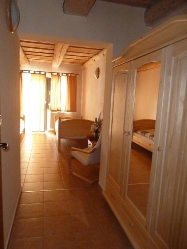 ein Zimmer mit einem Wohnzimmer mit einem Bett und einem Zimmer mit in der Unterkunft Q Ranch in Bezděkov