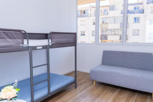 - un lit superposé et un canapé dans une chambre dans l'établissement Spacieux appartement 3 pièces 3 SDE, proche mer, à Nice