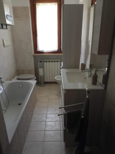 a bathroom with a tub and a toilet and a sink at A casa di Giggi in Spoleto