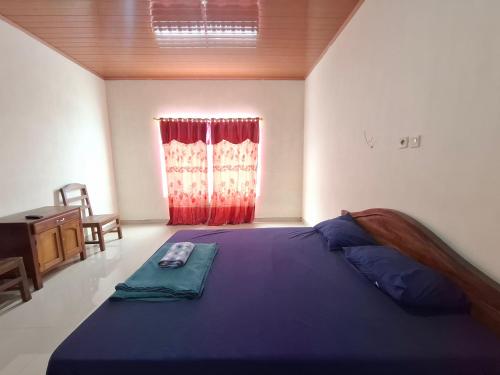 Katil atau katil-katil dalam bilik di RedDoorz near Candi Cetho Karanganyar