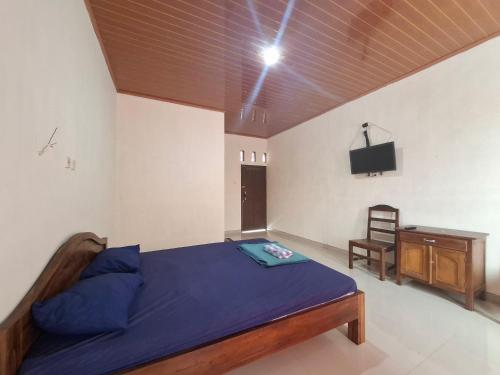 Katil atau katil-katil dalam bilik di RedDoorz near Candi Cetho Karanganyar