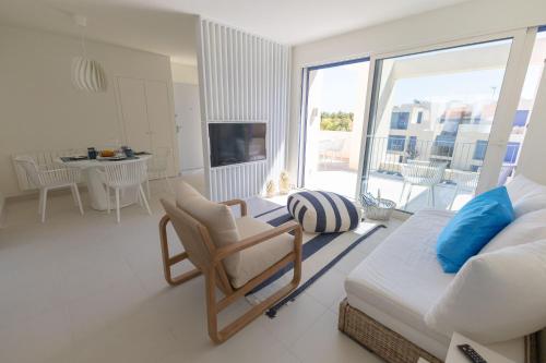 Modern 3BR Family Apt, Private Pool, Near Ria Formosa
