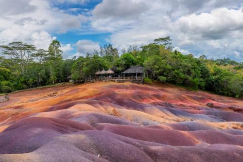 a house on top of a hill with colorful rocks at MAISON AGREABLE pour 3 personnes in Surinam