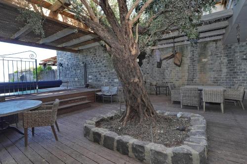 Patio nebo venkovní prostory v ubytování Luxury 5BR Villa in Migdal View & Private Pool
