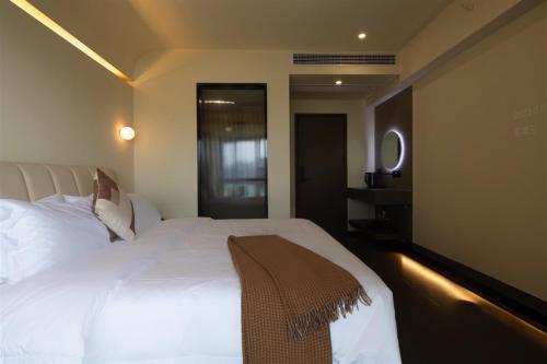 Changsha AquaEdge Hotel Wuyi Square长沙悦己阅湘江酒店にあるベッド