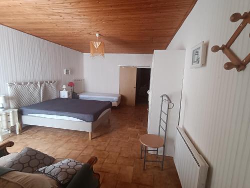 une chambre avec un lit et une chaise dans une pièce dans l'établissement Locabrem 2, à Brem-sur-Mer