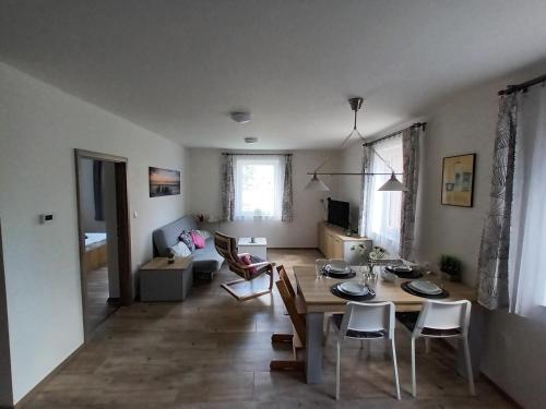 TV a/nebo společenská místnost v ubytování Apartmány Slanda - Měděnec