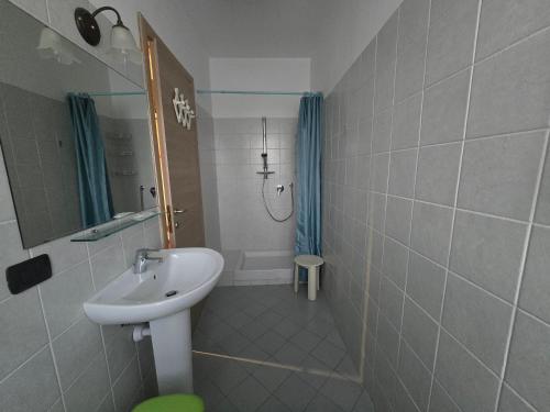 a bathroom with a sink and a shower at La Terrazza del Barbaresco in Neviglie
